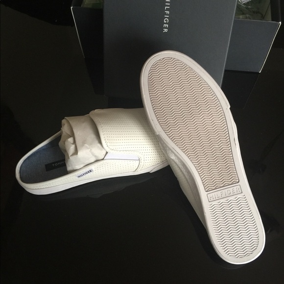 🚫SOLD 🚫TOMMY HILFIGER WOMEN'S SLIP-ON - Picture 3 of 4